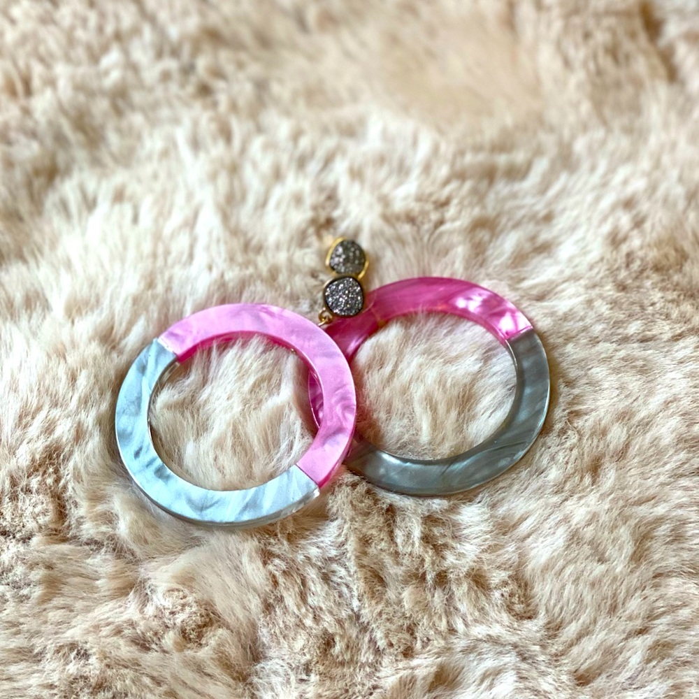 ❤️‍🔥FREE WITH PURCHASE ❤️‍🔥

NWOT druzy/ resin earrings - retro style - Picture 2 of 3